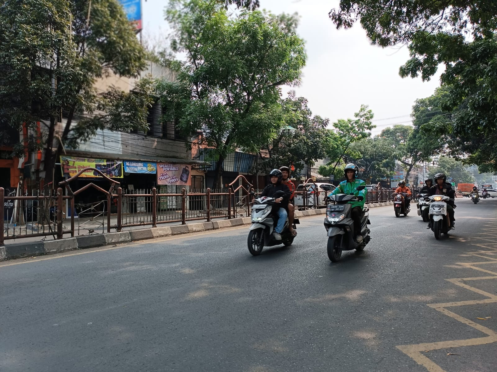 Pengendara bermotor melintas di Jalan Amor Mahmud dekat Alun Alun Cimahi, Selasa (25/7). Pagar pembatas di jalur itu sebagian sudah dibongkar dan diganti dengan penataam pot oleh Dinas PUPR Cimahi.