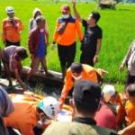 Seorang pria tua ditemukan tak bernyawa di sebuah selokan di dekat jembatan gantung Panyindangan, Dusun Baginda RT 03 RW 20, Desa Baginda Kecamatan Sumedang Selatan, Kabupaten Sumedang, Jawa Barat. Jabar Ekspres/Dedi Suhandi.