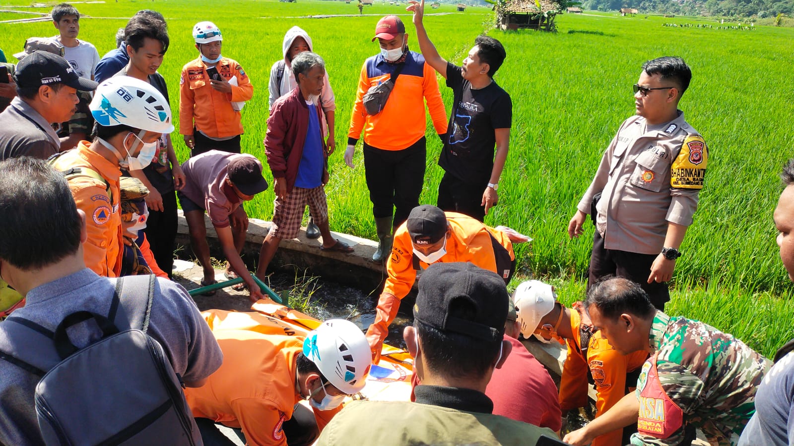 Seorang pria tua ditemukan tak bernyawa di sebuah selokan di dekat jembatan gantung Panyindangan, Dusun Baginda RT 03 RW 20, Desa Baginda Kecamatan Sumedang Selatan, Kabupaten Sumedang, Jawa Barat. Jabar Ekspres/Dedi Suhandi.