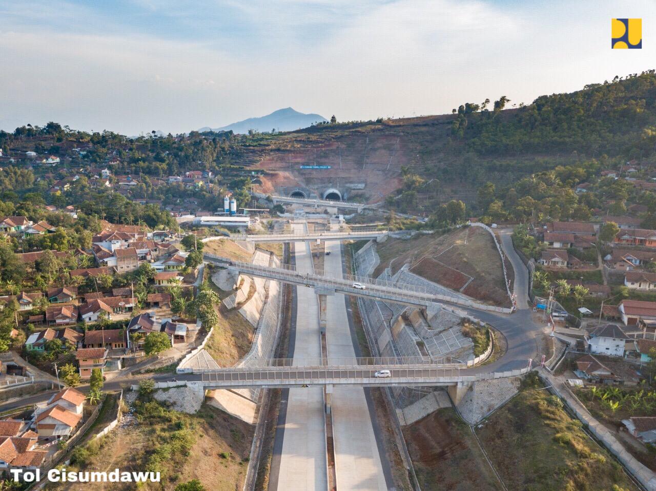 Jalan Tol Cisumdawu diresmikan pada hari ini Selasa, 11 Juli 2023 oleh Presiden Jokowi yang dilanjut dengan kunjungan kerja. pu.go.id