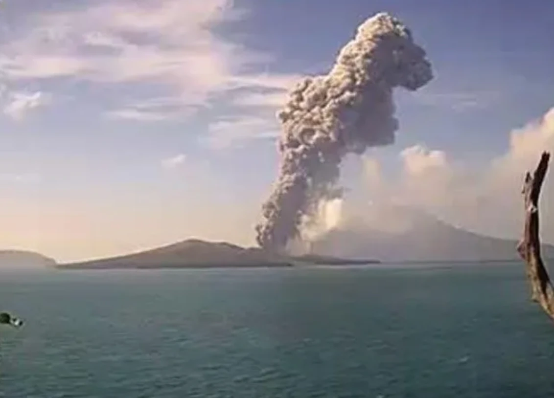 Gunung Anak Krakatau Kembali Erupsi Terekam di Seismograf