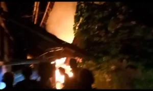 Kebakaran besar menghanguskan rumah milik warga Dusun Sukajaya RT 2 RW 7, Desa Pawenang, Kecamatan Jatinunggal, Kabupaten Sumedang. Jabar Ekspres/Dedi Suhandi.