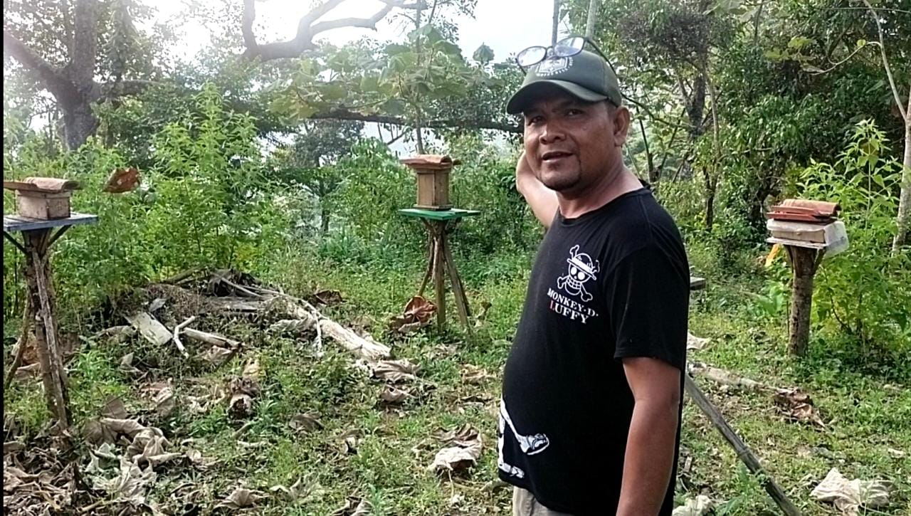 Kisah inspiratif pengusaha madu, Ade Rohana (46) alias Ewok Jarot, warga Dusun Ciawi, Kabupaten Sumedang, Jawa Barat. Jabar Ekspres/Dedi Suhandi.