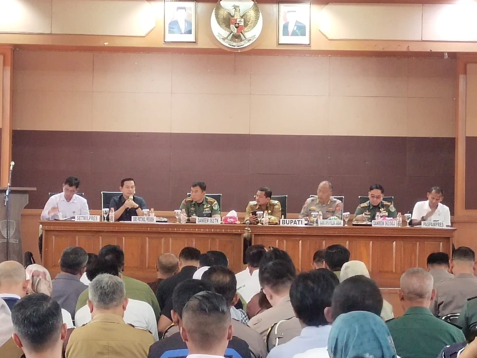 Komandan Korem 062/Tn Kolonel Inf Asep Sukarna S.Sos, (duduk di kolom ketiga dari samping kiri) saat melaksanakan rapat koordinasi kesiapan kunjungan Presiden Jokowi, Senin. 10 Juli 2023, pagi. Jabar Ekspres/Dedi Suhandi.