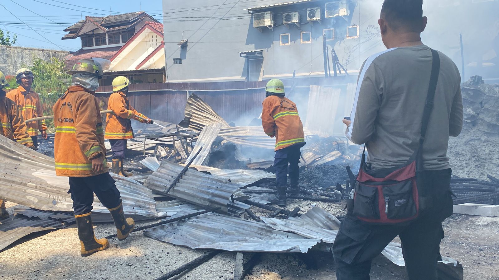 Lokasi kebakaran di area pembangunan Gedung BRI Kencana Gunung Jati, Kota Cirebon. (Jabar Ekspres/Ayu Lestari)