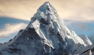 6 Nyawa Melayang Akibat Jatuhnya Helikopter Dekat Gunung Everest