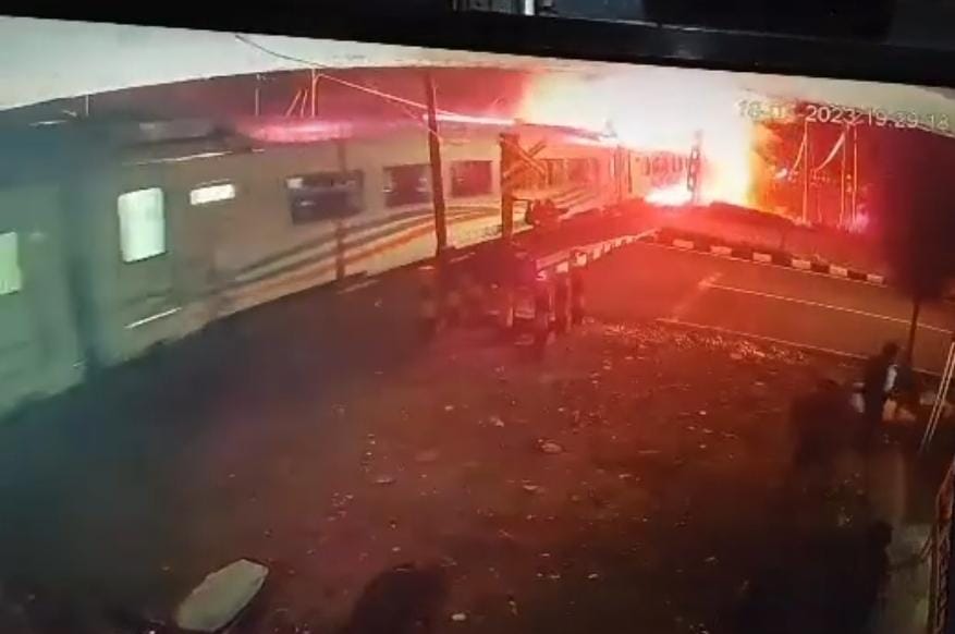 PT KAI sampaikan permohonan maaf soal kecelakaan kereta api 112 Brantas di JPL 6 Petak Jalan Jerakah – Semarang Poncol, Jawa Tengah. Tangkap layar CCTV.