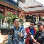 Pejabat sementara (Plt) Kadis Pemberdayaan Masyarakat Desa Agus Wahidin, saat diwawancarai wartawan pada Kamis, 13 Juli 2023. Jabar Ekspres/Dedi Suhandi.