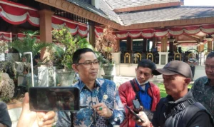 Pejabat sementara (Plt) Kadis Pemberdayaan Masyarakat Desa Agus Wahidin, saat diwawancarai wartawan pada Kamis, 13 Juli 2023. Jabar Ekspres/Dedi Suhandi.