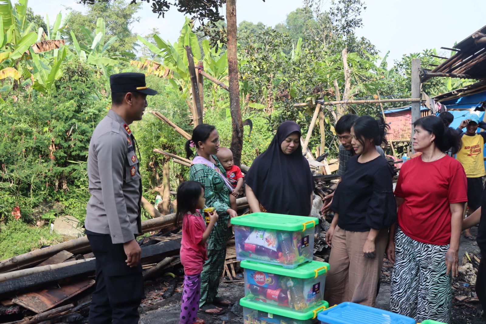 Polres Sukabumi Kota Ringankan Beban Warga Korban Kebakaran di Tonjong Sukabumi