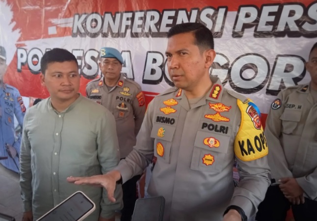 Kapolresta Bogor Kota, Kombes Pol Bismo Teguh Prakoso didampingi Kasatreskrim Polresta Bogor Kota, Kompol Rizka Fadhila. (Yudha Prananda / Jabar Ekspres)