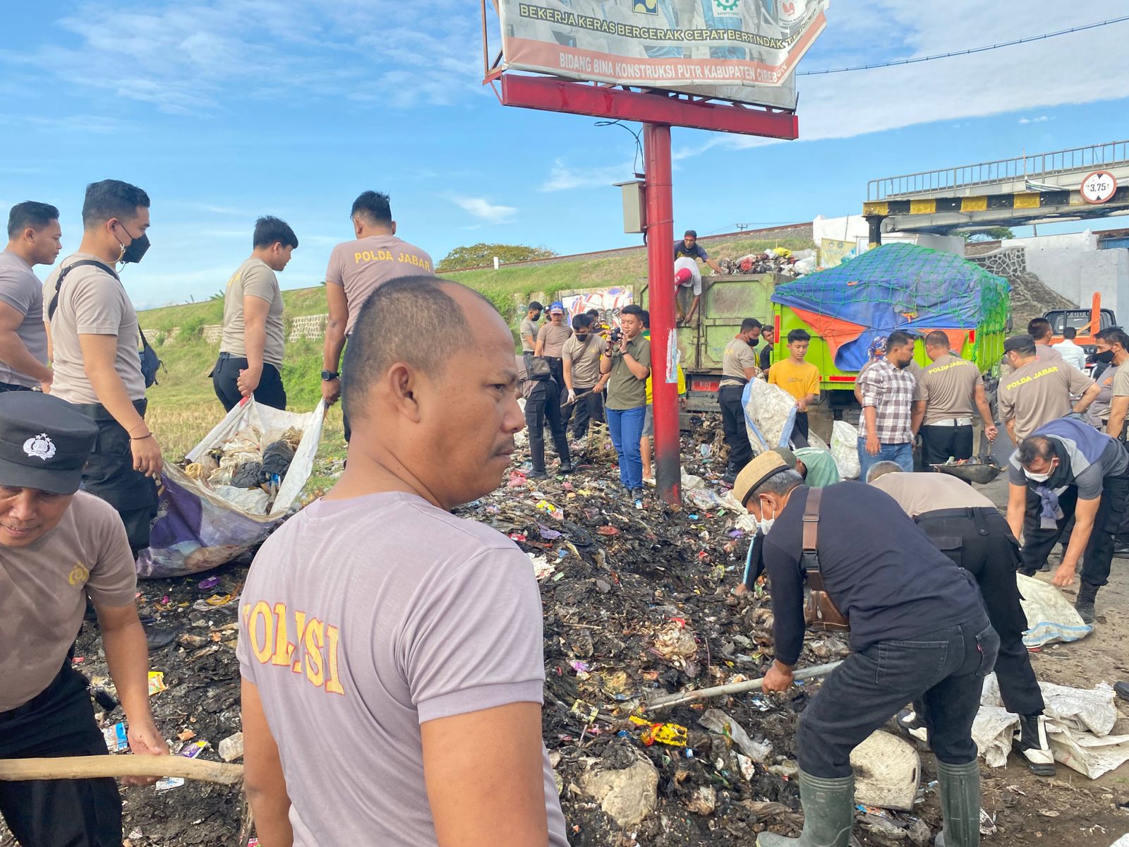 Polresta Cirebon dan Warga Gotong Royong Bersihkan Gunungan Sampah di Desa Mertapada Wetan