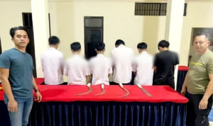 Polsek Baros, Sukabumi, Jawa Barat mengamankan 6 pelajar yang kedapatan membawa sajam jenis cerulit dan gobang dan obat terlarang. (Istimewa)