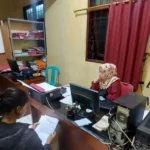 Polsek Kebonpedes berhasil meringkus seorang ibu berinisial SRN (21) yang telah tega membuang bayi di Sukabumi, Jawa Barat. Antara/Aditya Rohman.