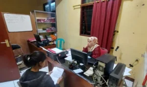 Polsek Kebonpedes berhasil meringkus seorang ibu berinisial SRN (21) yang telah tega membuang bayi di Sukabumi, Jawa Barat. Antara/Aditya Rohman.