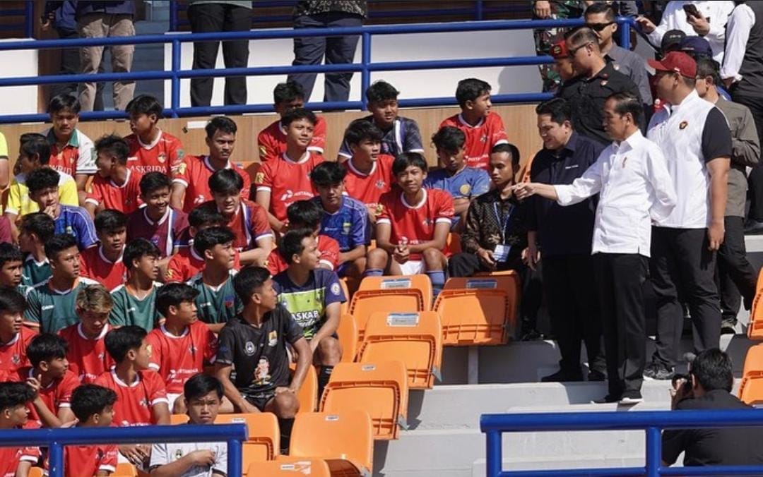Presiden Jokowi apresiasi PSSI saat lakukan peninjauan kondisi Stadion Si Jalak Harupat dan seleksi pemain menjelang Piala Dunia U-17. Instagram/@erickthohir.