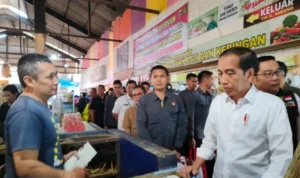 Presiden Jokowi tinjau Pasar Cihapit Bandung hari ini Rabu, 12 Juli 2023 untuk membagikan BLT kepada pedagang. ANTARA/Ricky Prayoga.