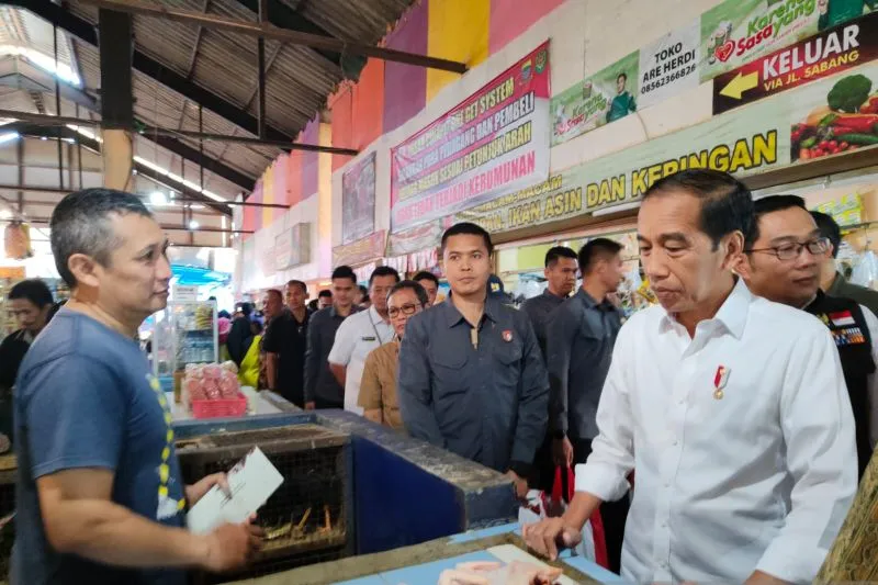Presiden Jokowi tinjau Pasar Cihapit Bandung hari ini Rabu, 12 Juli 2023 untuk membagikan BLT kepada pedagang. ANTARA/Ricky Prayoga.
