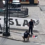 Kelompok Islamophobia ‘Danske Patrioter’ Denmark Membakar Al-Quran