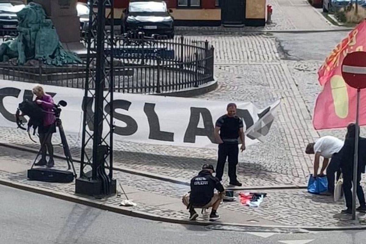 Kelompok Islamophobia ‘Danske Patrioter’ Denmark Membakar Al-Quran