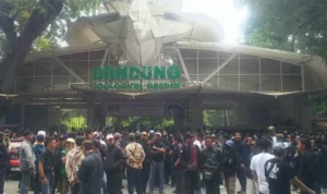 Ratusan orang menggelar aksi penolakan terhadap Pemkot di depan kebun Binatang Bandung, Jawa Barat pada Kamis, 27 Juli 2023. (Istimewa)