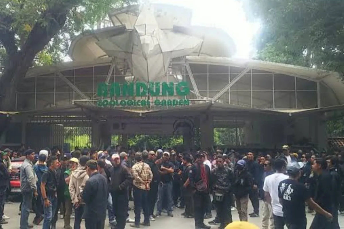 Ratusan orang menggelar aksi penolakan terhadap Pemkot di depan kebun Binatang Bandung, Jawa Barat pada Kamis, 27 Juli 2023. (Istimewa)