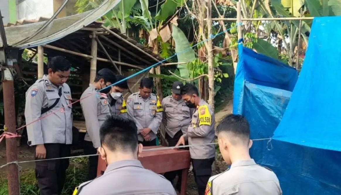 Satuan Reserse Kriminal Polres Sukabumi melakukan Autopsi Jasad Siswa SMPN 1 Ciambar yang diduga Tewas Tenggelam di Sungai saat MPLS. ANTARA/Aditya Rohman.