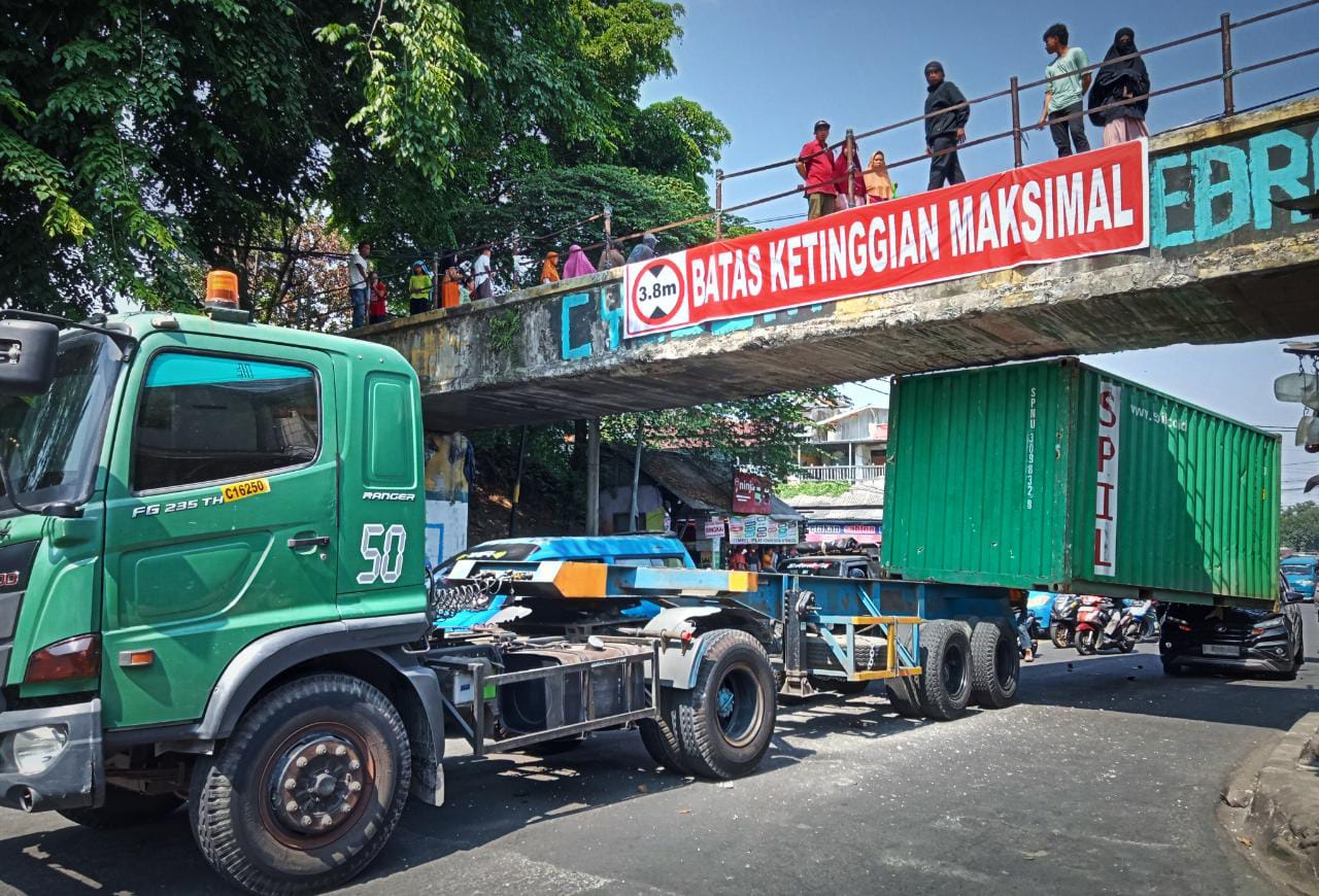 Sebabkan Lakalantas, Ini Pengakuan Sopir Truk Kontainer yang Terobos Talang Air di Bogor