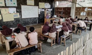 Sekolah dasar di Kampung Pangheotan, Desa Mandalamukti, Kecamatan Cikalong Wetan Kabupaten Bandung Barat kondisinya memprihatinkan.