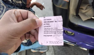 Seorang oknum warga mengaku pertugas parkir menghampiri sopir yang sedang mengantar masyarkat yang berkunjung ke Masjid Al Jabbar Kota Bandung