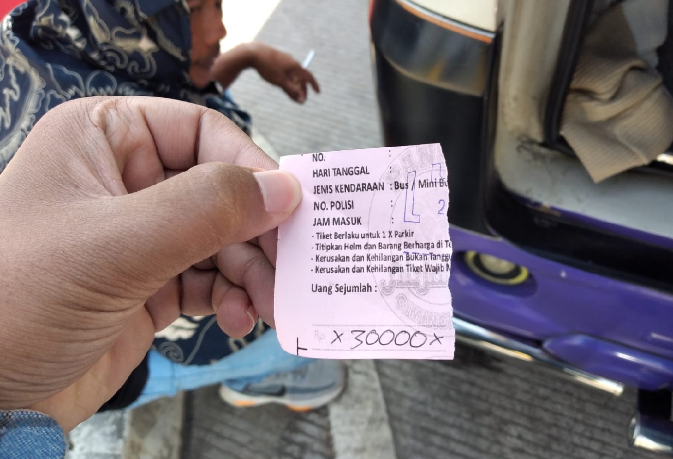Seorang oknum warga mengaku pertugas parkir menghampiri sopir yang sedang mengantar masyarkat yang berkunjung ke Masjid Al Jabbar Kota Bandung