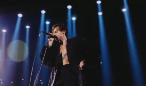 Saat Asik Manggung, Harry Styles Malah Dilempar Barang Saat Konser di Austria