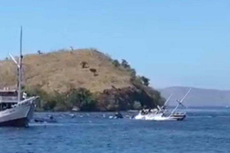 Screenshot of a tourist boat sinking in the waters of Pink Beach, Komodo National Park, West Manggarai Regency, East Nusa Tenggara.