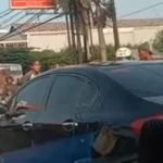 Viral! Pengemudi Sedan di Cirebon Diteriaki Tabrak Lari Hingga Kaca Mobil Pecah, Ternyata Dikejar Oknum Leasing