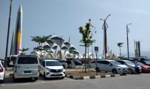 Warga Sekitar Minta Ditampung dalam Pengelolaan Parkir Masjid Al Jabbar