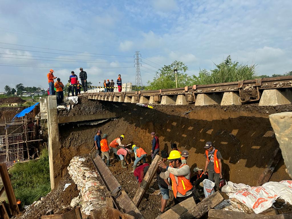 Longsor Sebabkan Jadwal Perjalanan KA Pangrango Bogor-Sukabumi Tertunda