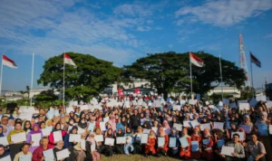Ratusan guru SD dan SMP di lingkungan Pemkot Bogor foto bersama Wali Kota Bogor, Bima Arya usai dilantik menjadi PPPK di Alun-Alun Kota Bogor.