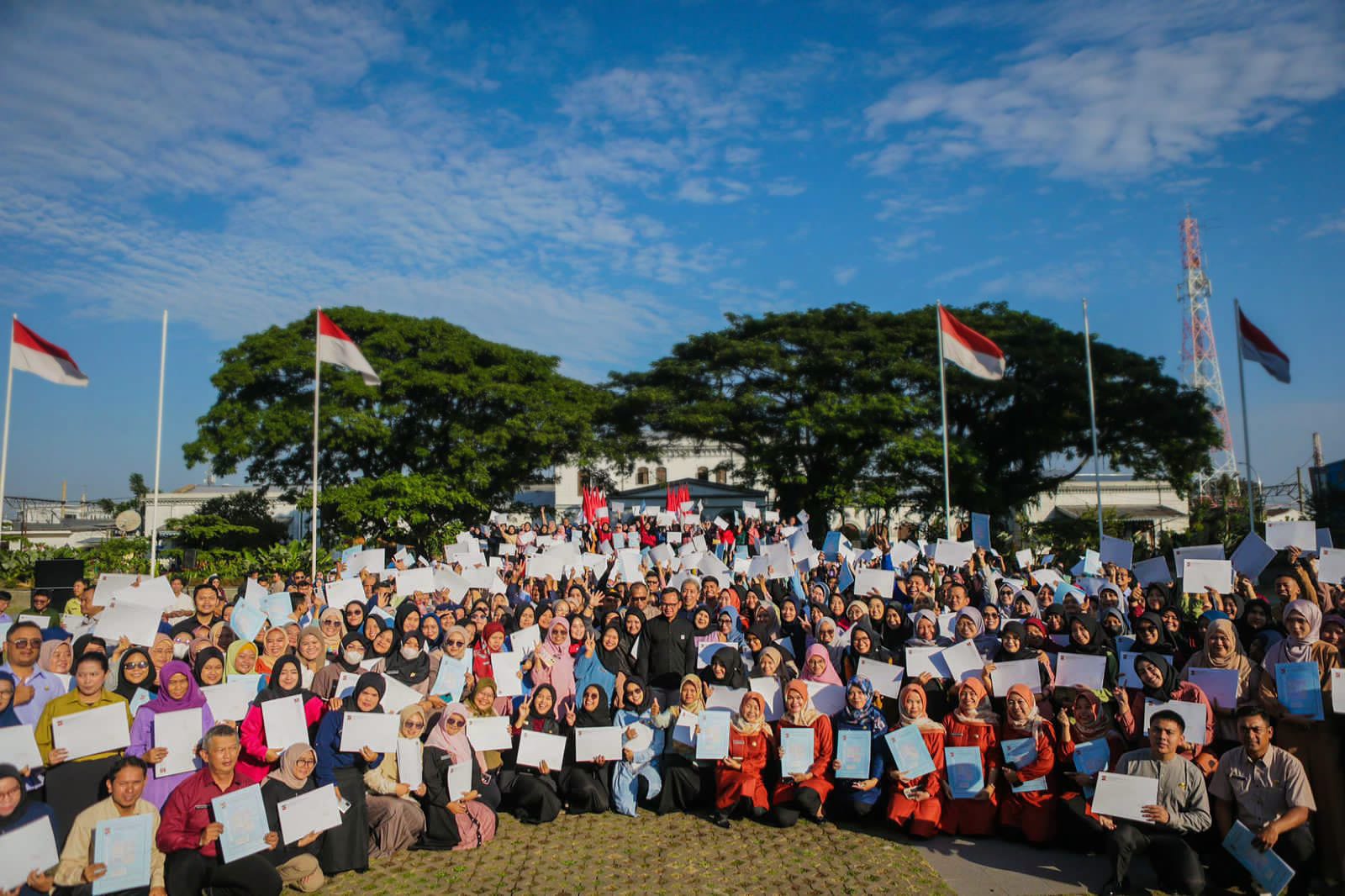 Ratusan guru SD dan SMP di lingkungan Pemkot Bogor foto bersama Wali Kota Bogor, Bima Arya usai dilantik menjadi PPPK di Alun-Alun Kota Bogor.