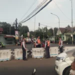 Kabel Putus Menjuntai ke Jalanan Depan Pusdik Armed / Cecep Herdi