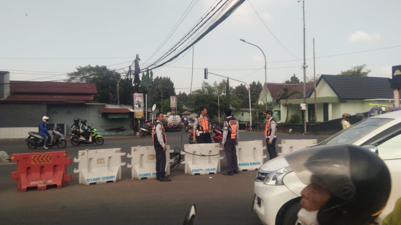 Kabel Putus Menjuntai ke Jalanan Depan Pusdik Armed / Cecep Herdi