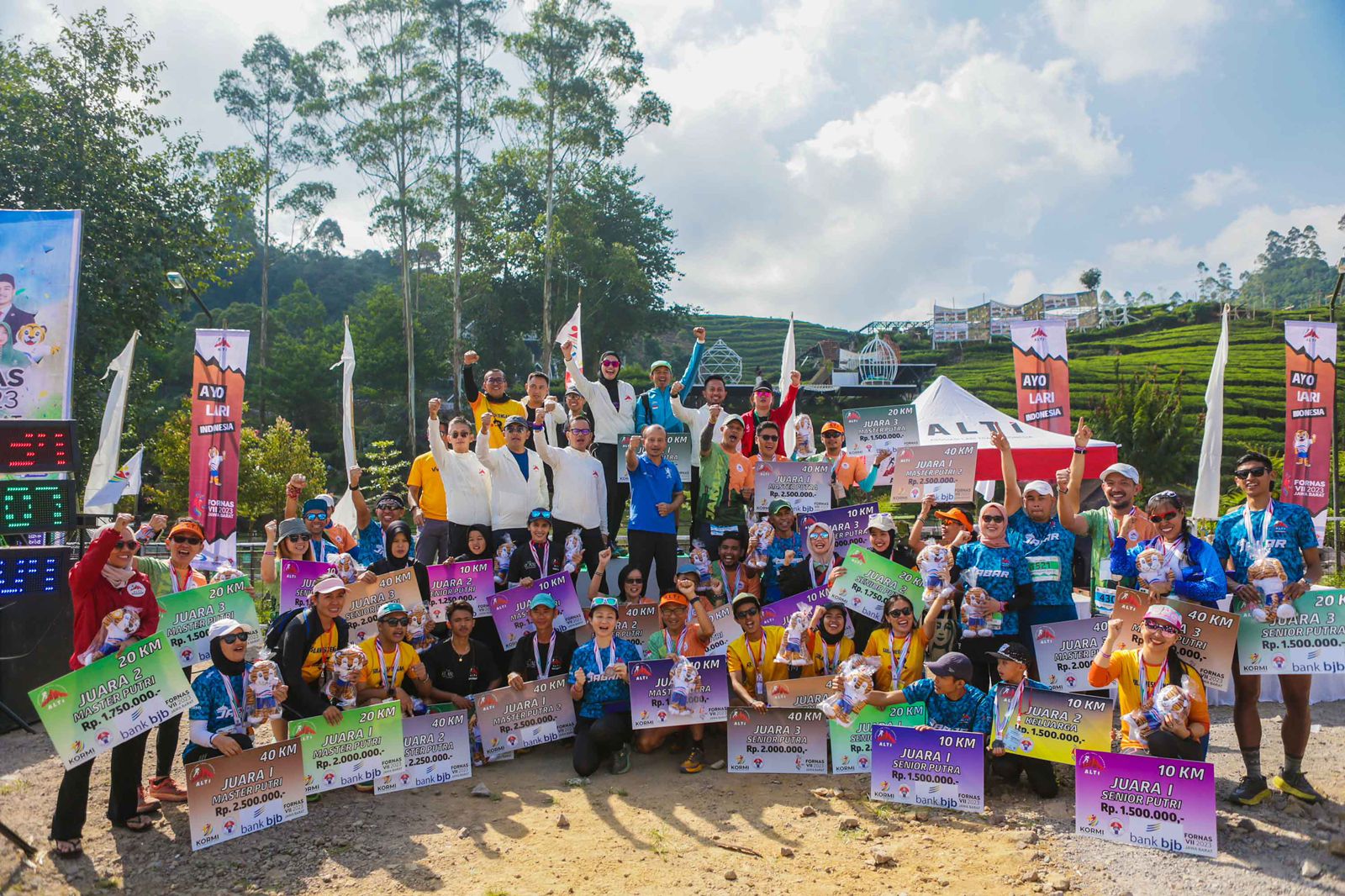 Sejumlah pegiat lari trail yang mengikuti ajang Fornas VII Jawa Barat di kawasan Curug Tilu, Ciwidey, Kabupaten Bandung, Senin (3/7). (Yudha Prananda / Istimewa)