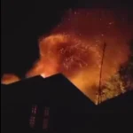 Tiga rumah di Cikalongwetan, Kabupaten Bandung Barat ludes terbakar, diduga akibat arus pendek listrik. Rabu (5/23). Foto: warga