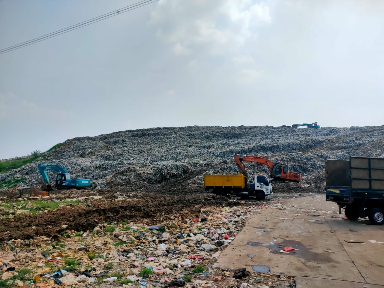 Gunungan sampah di TPA Cipayung, Depok. foto: JE/Rubiakto