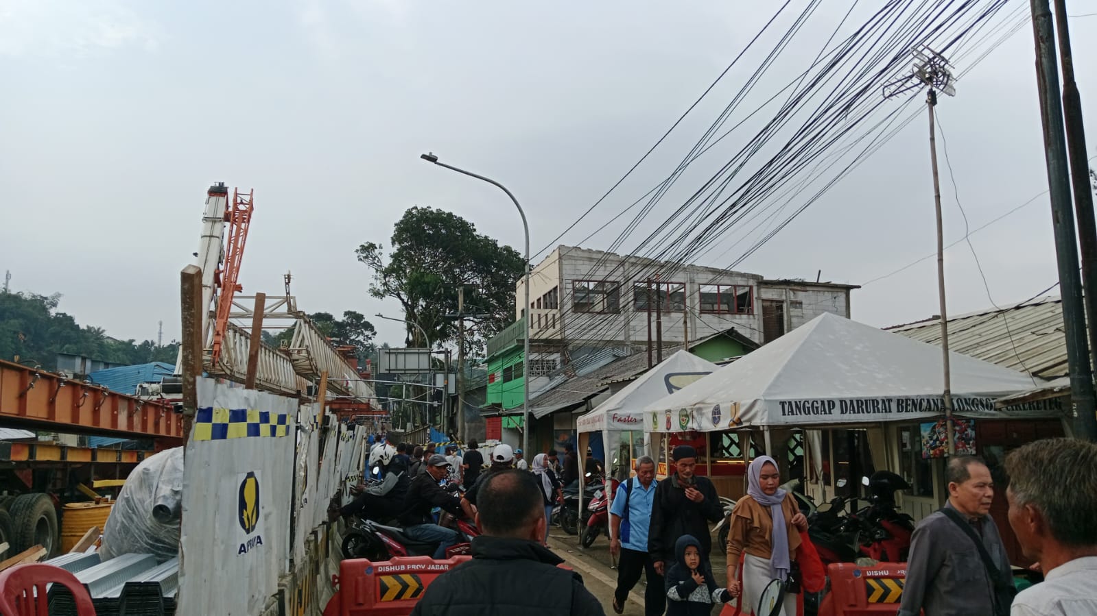 Gagal Dibuka, Akibat Longsor Susulan Pejalan Kaki Tak Bisa Lewati Jembatan Cikereteg 