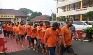 Puluhan tersangka kasus narkoba saat digiring petugas di Mako Polresta Bogor Kota, Kamis (6/7). (Yudha Prananda / Jabar Ekspres)
