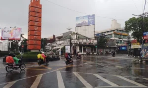 Suasana Hujan di Simpang Lima Kota Bandung.