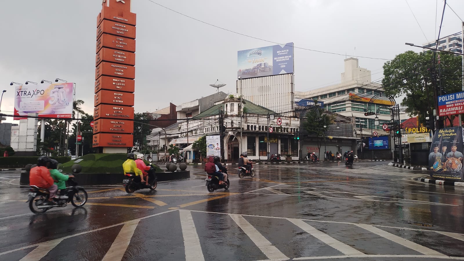Suasana Hujan di Simpang Lima Kota Bandung.