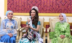 Miss Universe Indonesia Jawa Barat, Muthia Fatika Rachman di Kantor Balai Kota Cirebon.