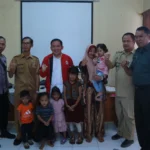 Dokter Rayendra saat foto bersama dengan warga dan pemerintah kelurahan Sukaresmi, Kota Bogor./ Sandika Fadilah