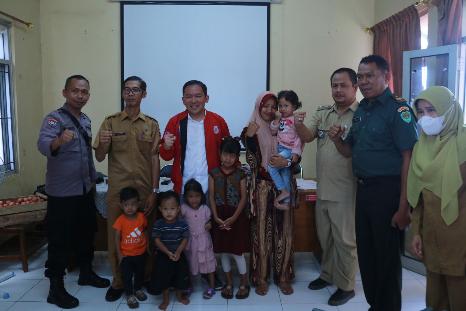 Dokter Rayendra saat foto bersama dengan warga dan pemerintah kelurahan Sukaresmi, Kota Bogor./ Sandika Fadilah